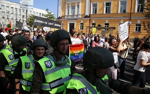 Поворот не туда: украинских полицейских учат любить ЛГБТ*