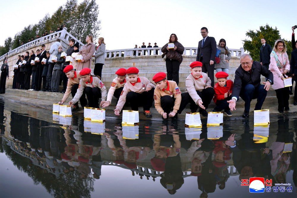 Пхеньян: школьники из России запустили фонарики в честь корейских солдат-побратимов