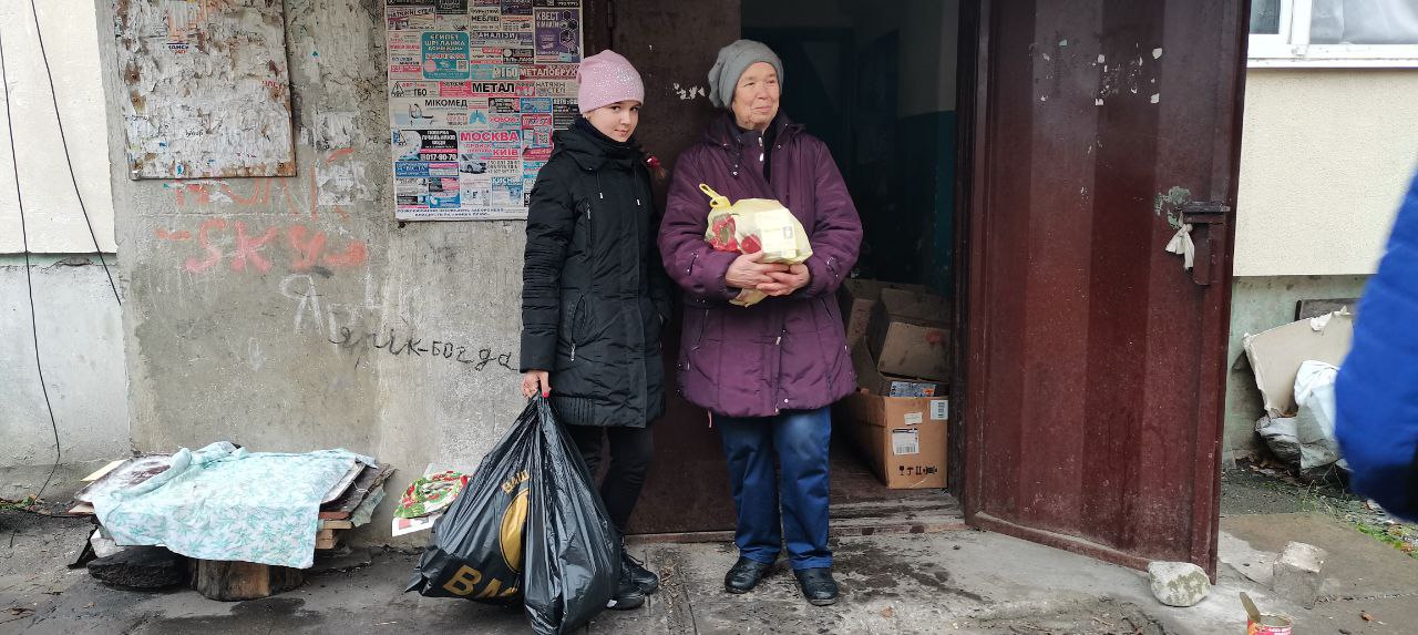 Местным жителям в зоне проведения СВО помогают российские журналисты