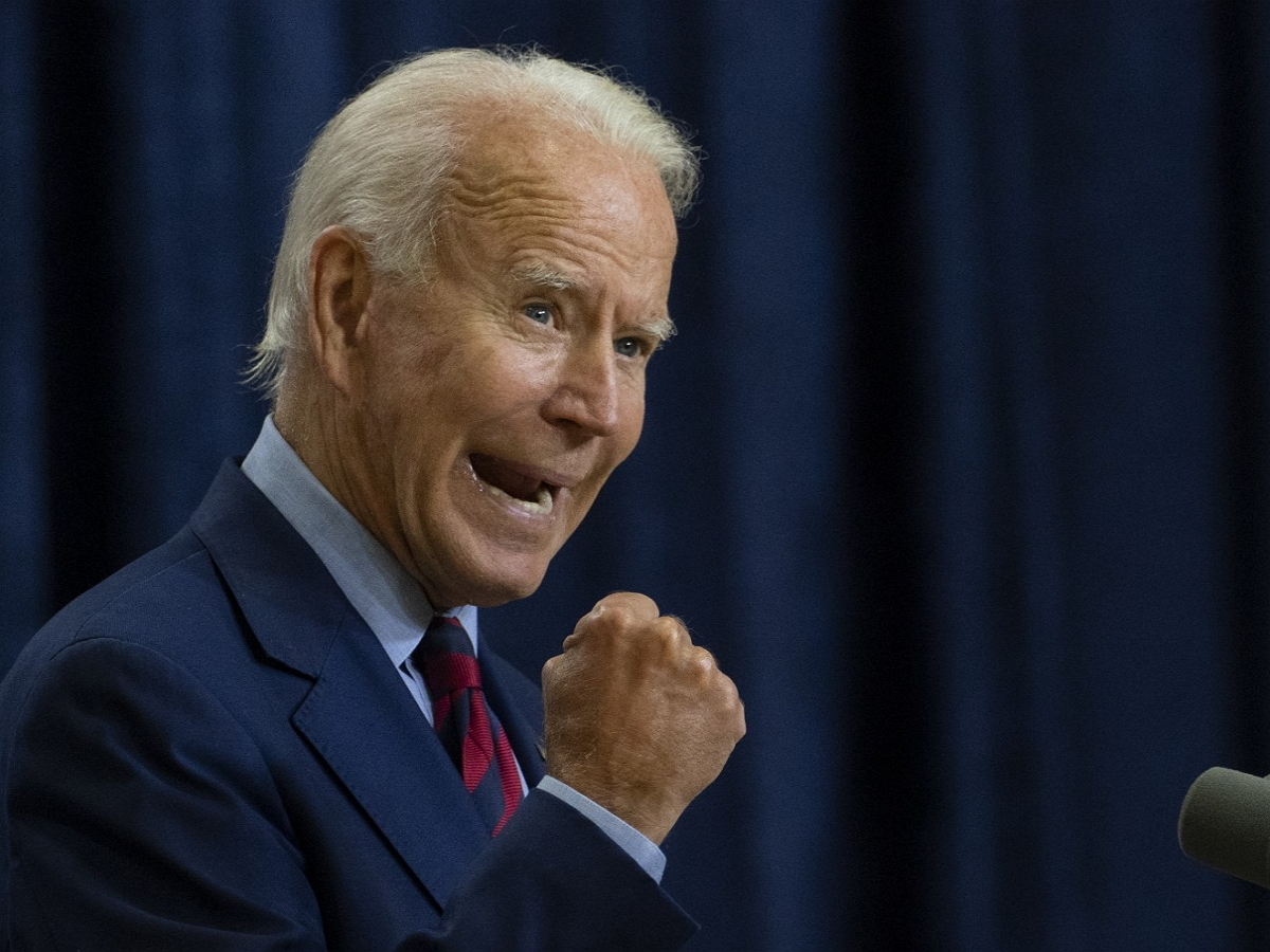 В попытке понравиться избирателю Байден встал в неудобную позу