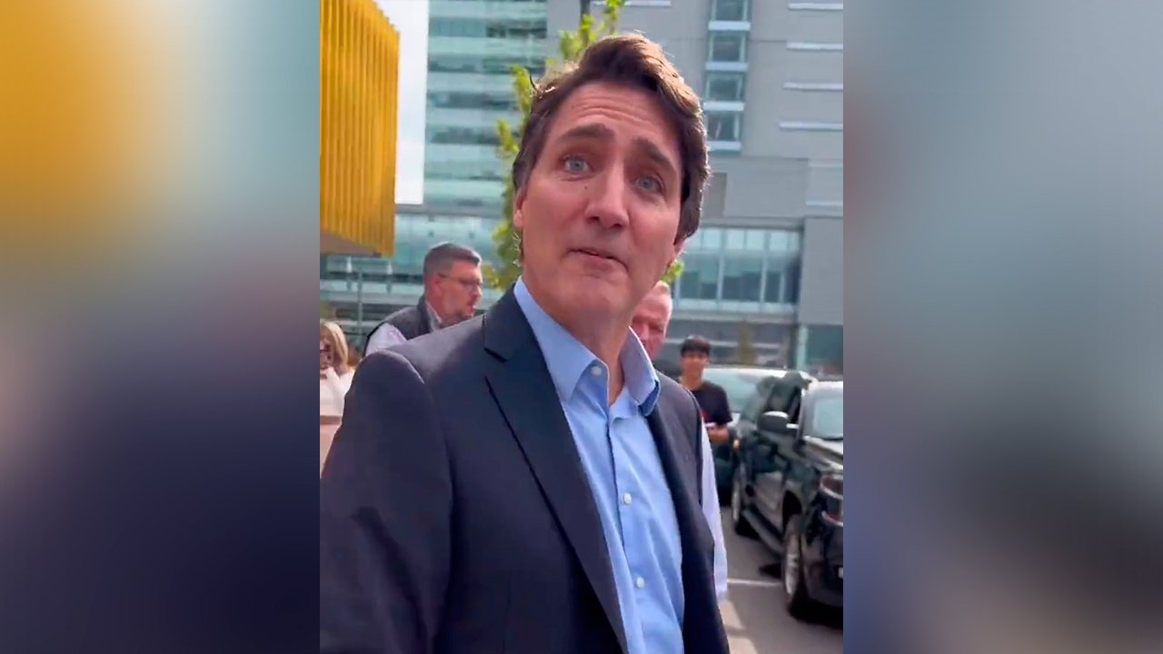 Канадец отказался жать руку Трюдо и раскритиковал за помощь Зеленскому