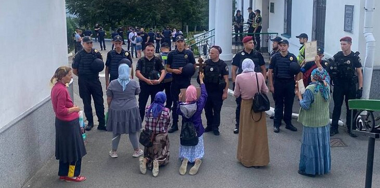 «Власть Украины объявила войну своему народу»: в Киево-Печерской лавре полиция избила прихожан