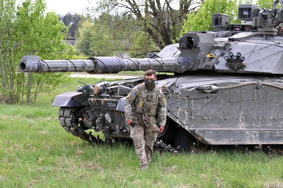 Британия перебросила танки Challenger 2 к границам России в Эстонию