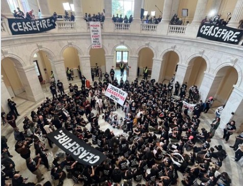 В США выступающие против бомбардировок Газы активисты ворвались в Капитолий 