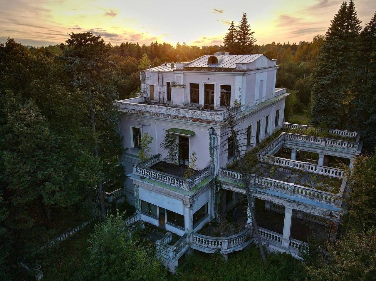 Дачу Сталина выставили на продажу за 400 млн рублей 