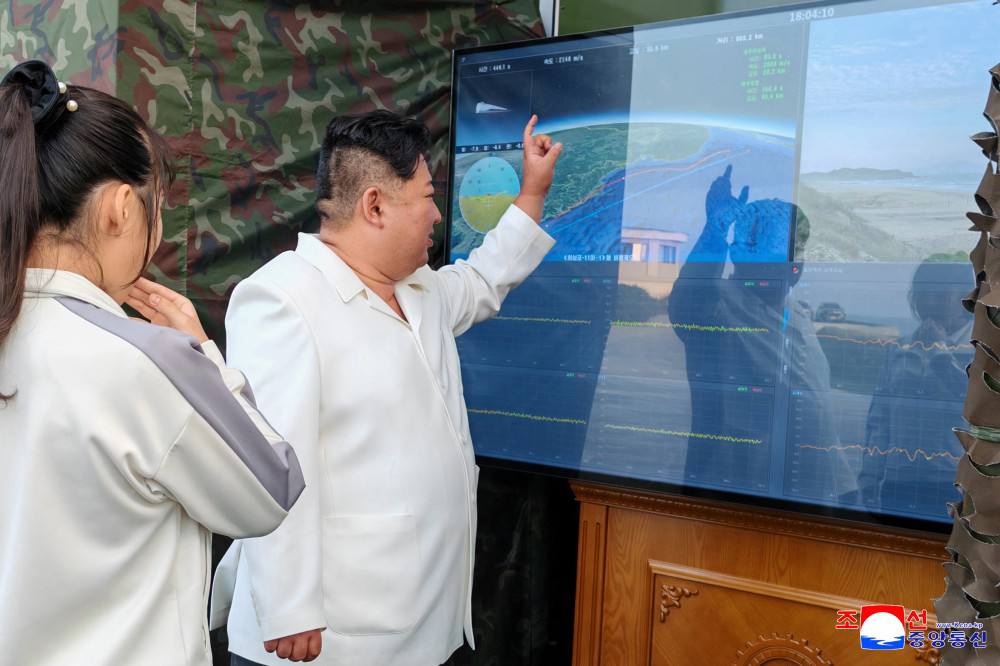 Ким Чен Ын назвал новое оружие Северной Кореи «непреодолимой силой»