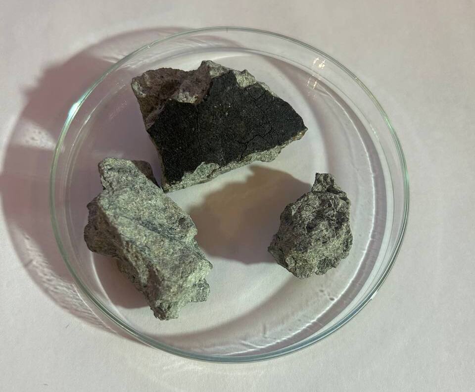 Образец «зелёного» метеорита и инструкции для поисков