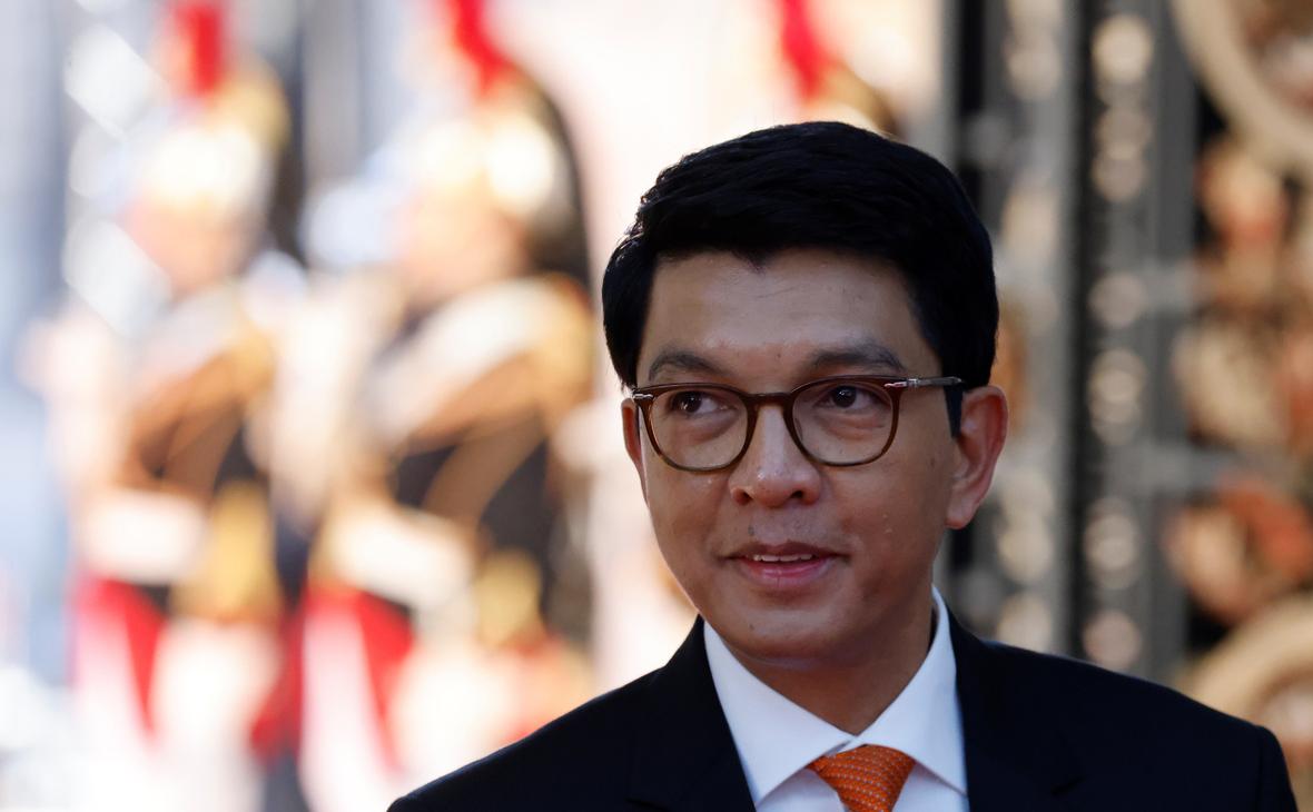 Президент Мадагаскара покинул страну, заявив о попытке госпереворота и угрозе жизни